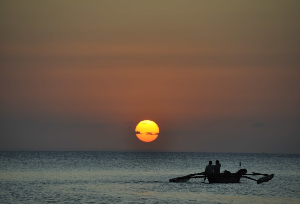 Mit einer Dhow im Sonnenuntergang