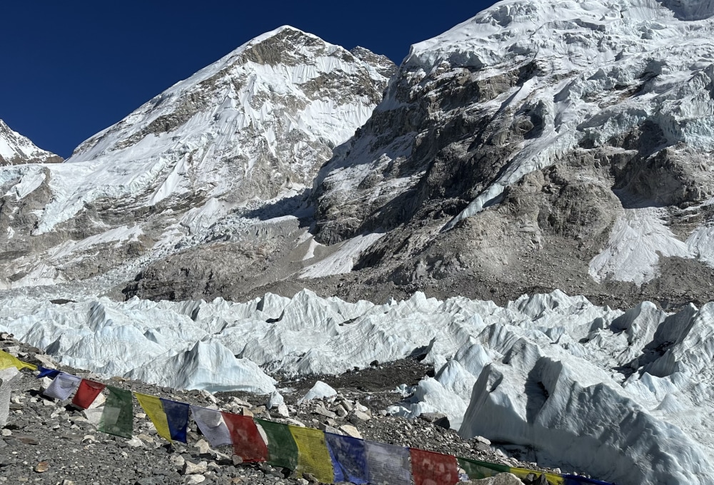 Ausflug zum Everest-Basislager (5.360 m)  & Abstieg nach Lobuche (4.910 m)
