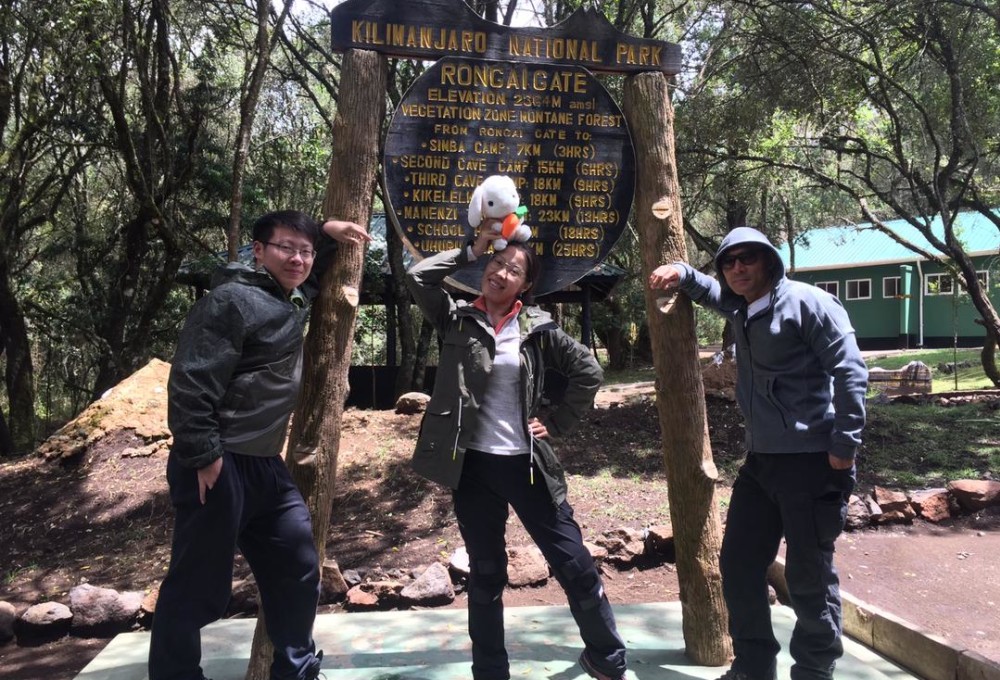 Fahrt zum Rongai Gate (2.020 m) – Wanderung zum Simba Camp (2.700 m)