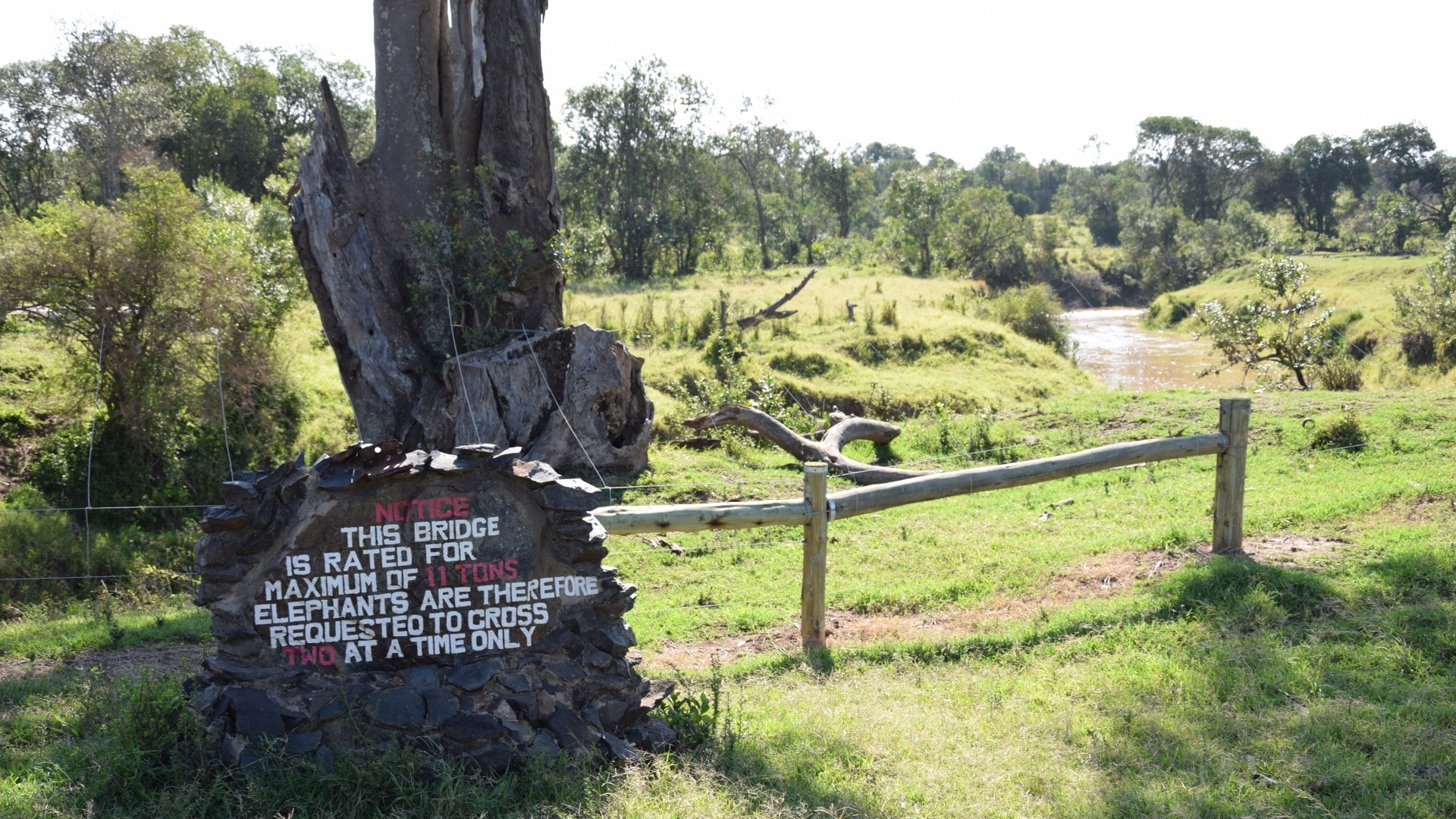 Brückenbeschilderung in Tansania