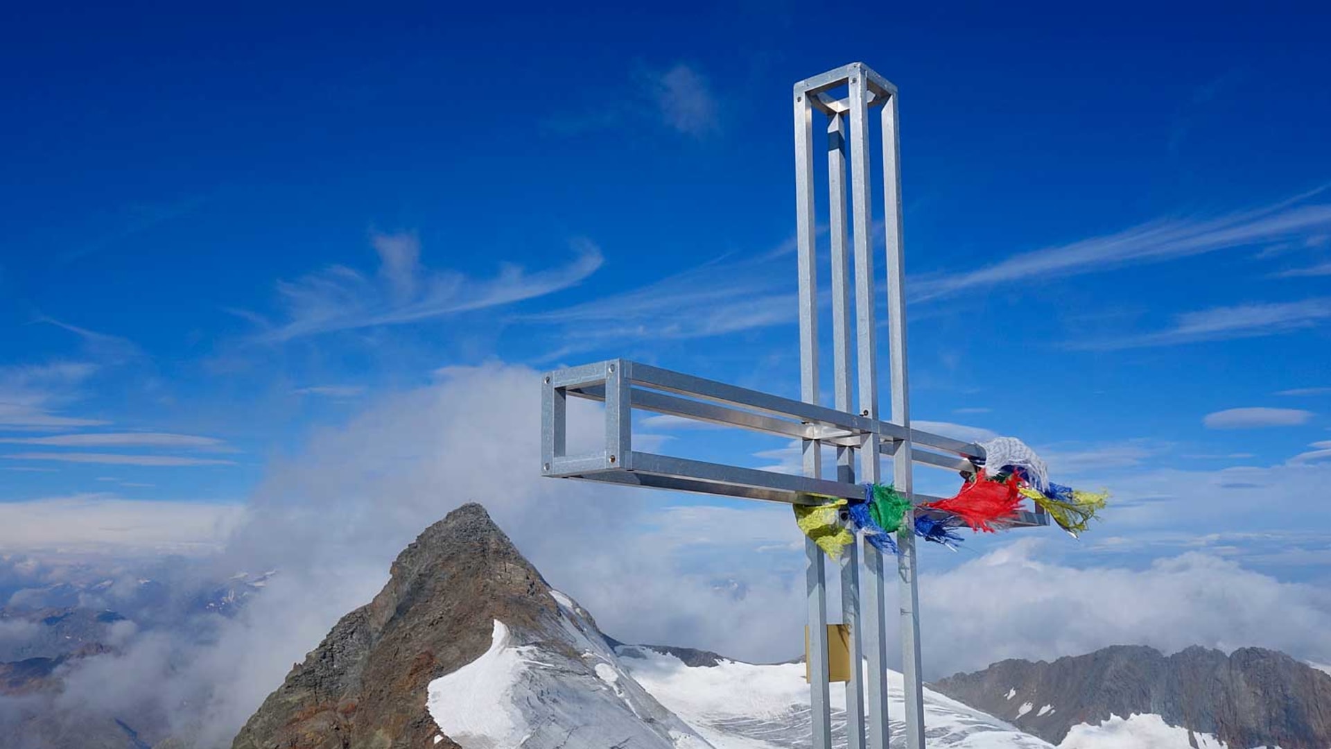 Stubaier Alpen, Wilder Freiger, Wilder Pfaff und Zuckerhütl; Wilder Pfaff Gipfelkreuz mit Blick zum Zuckerhütl