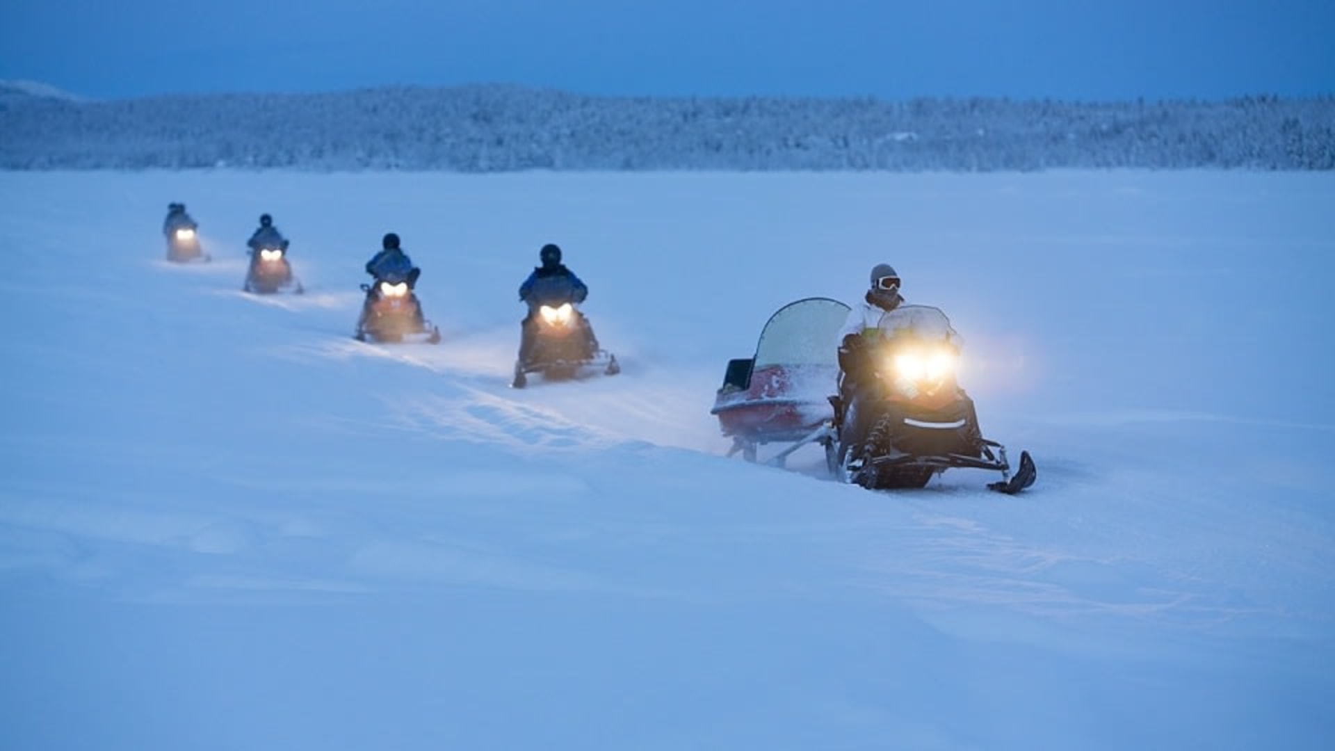 Schneemobil und Huskytour