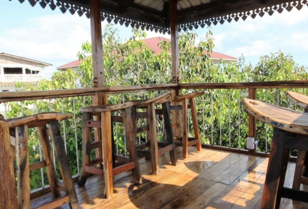 Die Dachterrasse mit Bar