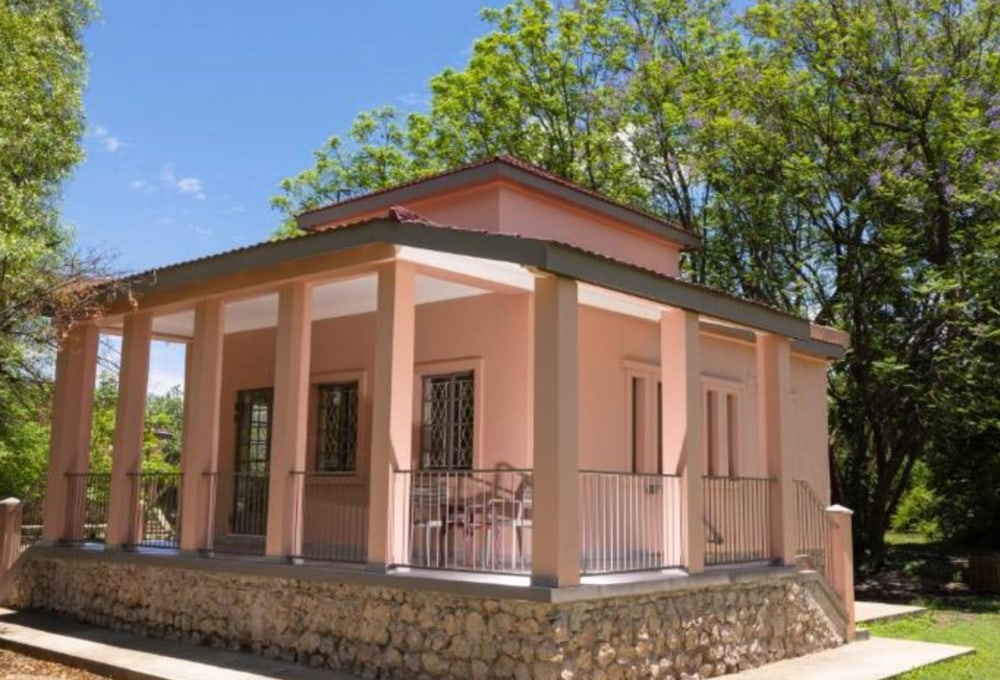 Sedia Riverside Hotel