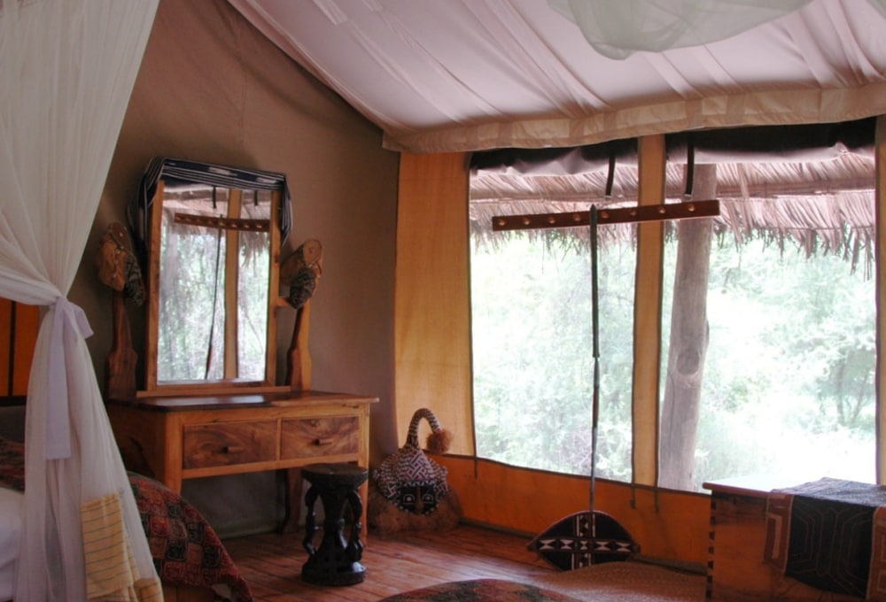 tarangire-roika-tented-lodge-zeltinneres.jpg