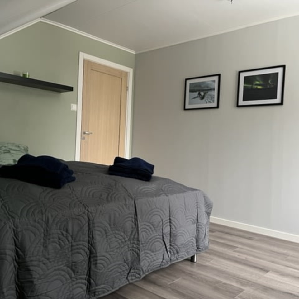 Schlafzimmer mit Doppelbett