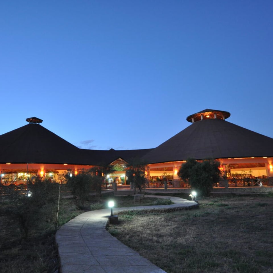 kilima-safari-camp-hauptgebäude.jpg