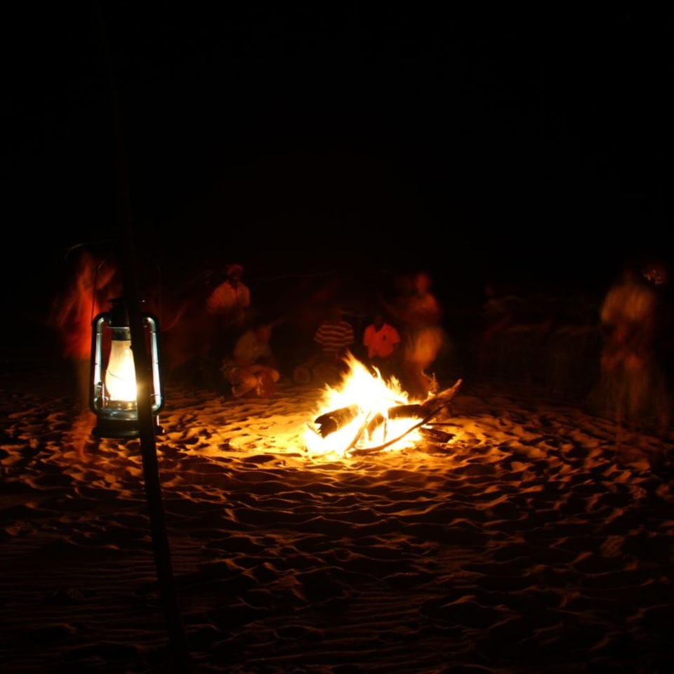 selous-mpingo-lodge-lagerfeuer.jpg