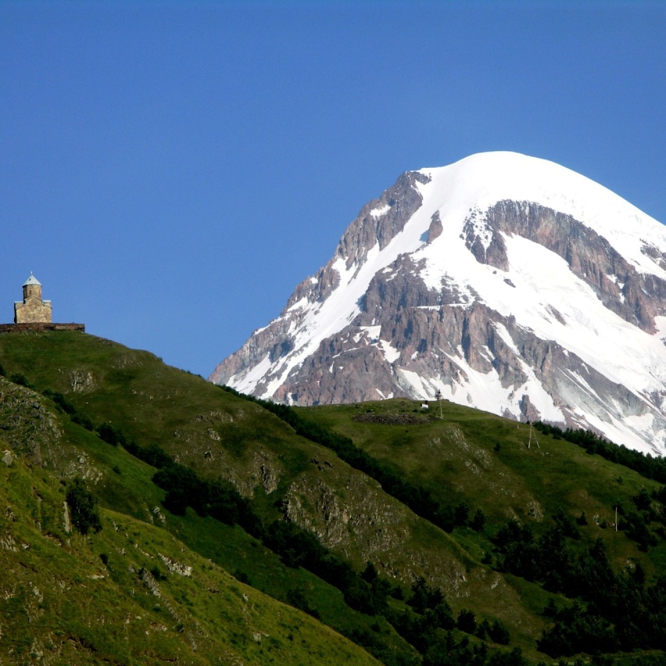 Stephantsminda Gergeti Kirche mit Berg Kazbegi