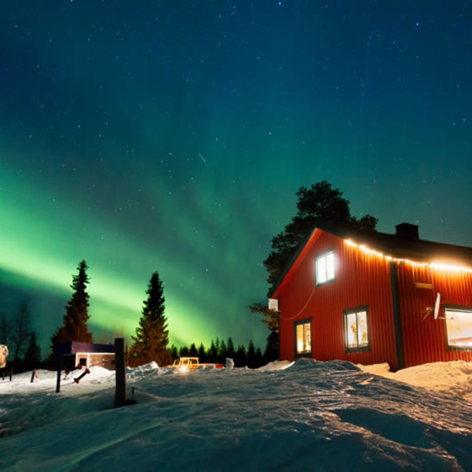 Polarlicht über der Hütte