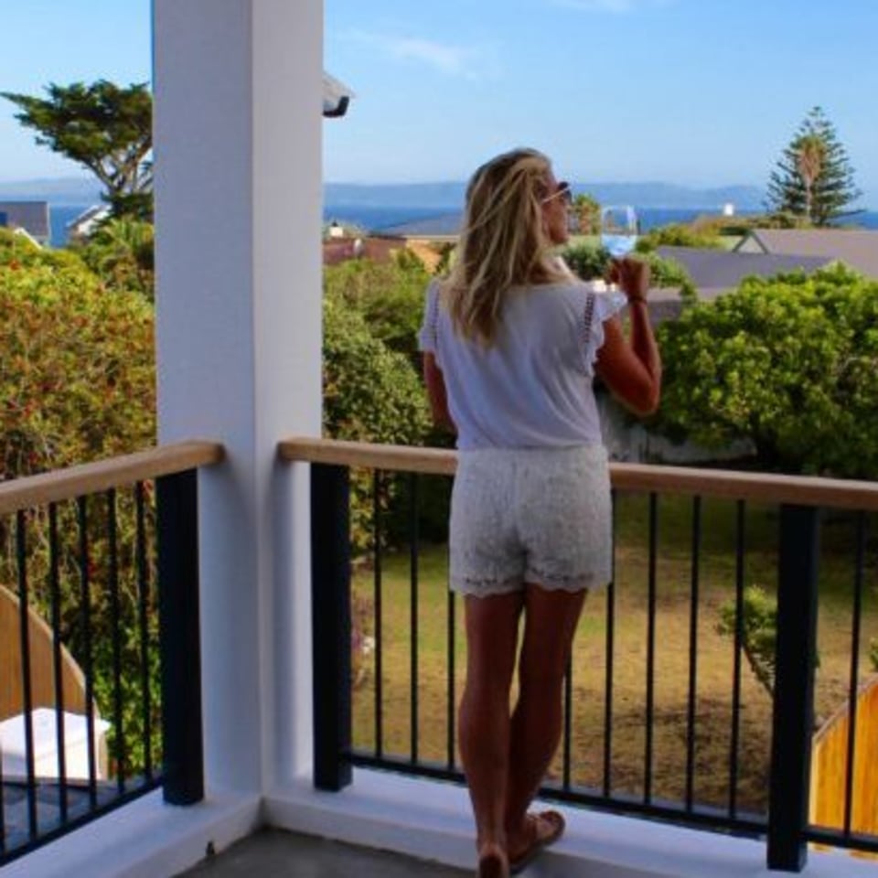 Blick auf das Meer vom Balkon
