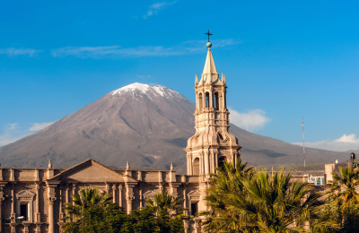 Arequipa Kathedrale mit Vulkan Misti