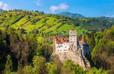 Rumänien Schloss Bran im Grünen.jpg