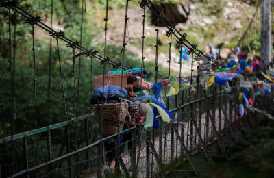 Sherpa Porter Rückweg nach Lukla Hängebrücke.jpeg