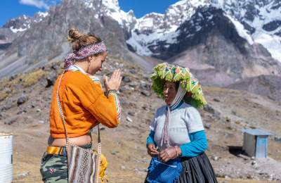 Touristin mit Indigener Frau