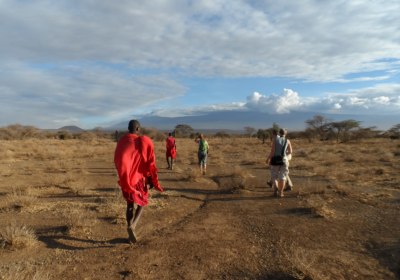 Kenia Safari Amboseli Nationalpark Fußpirsch mit Massai