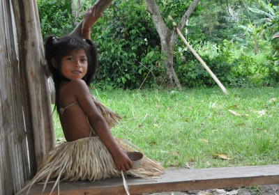 Ecuador Reisen Amazonas dorf madchen