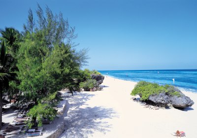 Kenia Safari Urlaub Diani Beach Leopard Beach Resort Strandabschnitt mit Gästen