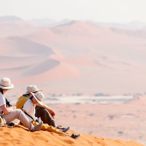 Family in Namib desert meinewelt reisen a1881836 5842 486b bc46 af5618c93525