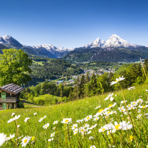 Berglandschaft bayerischen Alpen mit Dorf Berchtesgaden Watzmann-Massiv_123RF_32750165_s.jpg