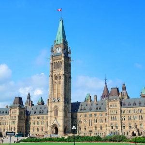 Parliament Hill Gebäude closeup in Ottawa_123RF_17639140_s.jpg