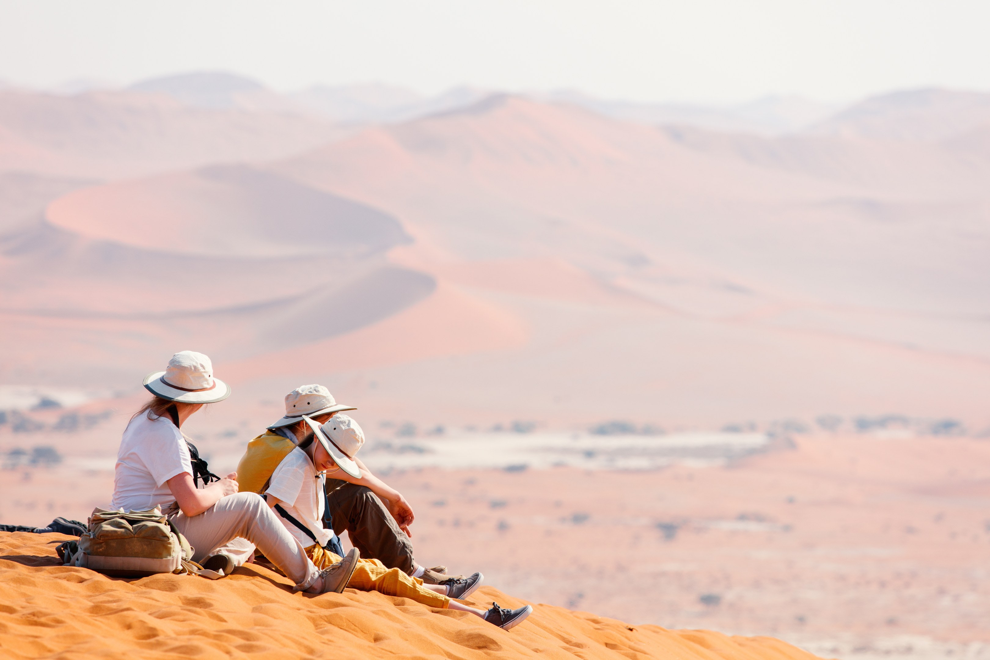 Family in Namib desert meinewelt reisen a1881836 5842 486b bc46 af5618c93525