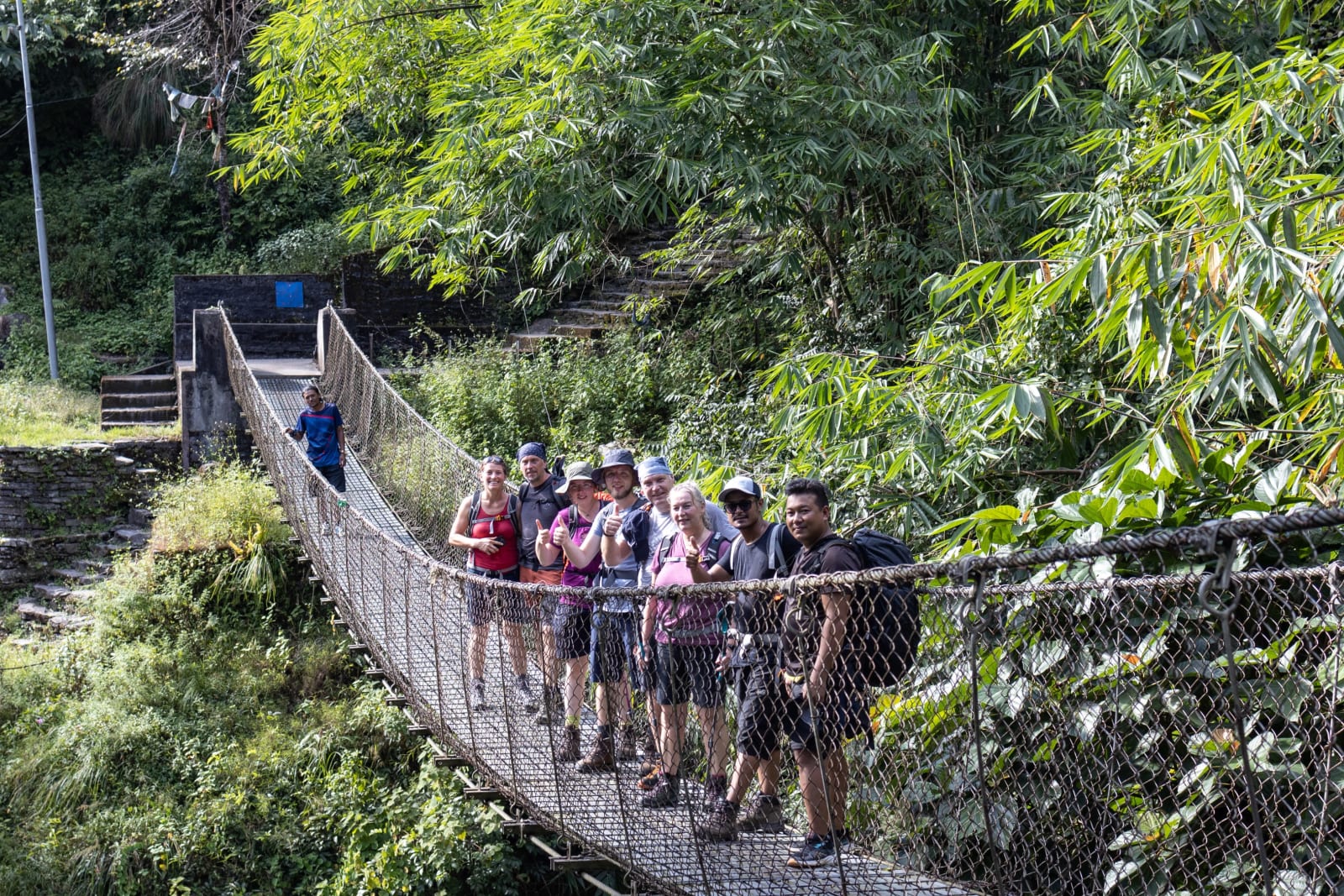 Hängebrücke auf dem Weg nach Hile