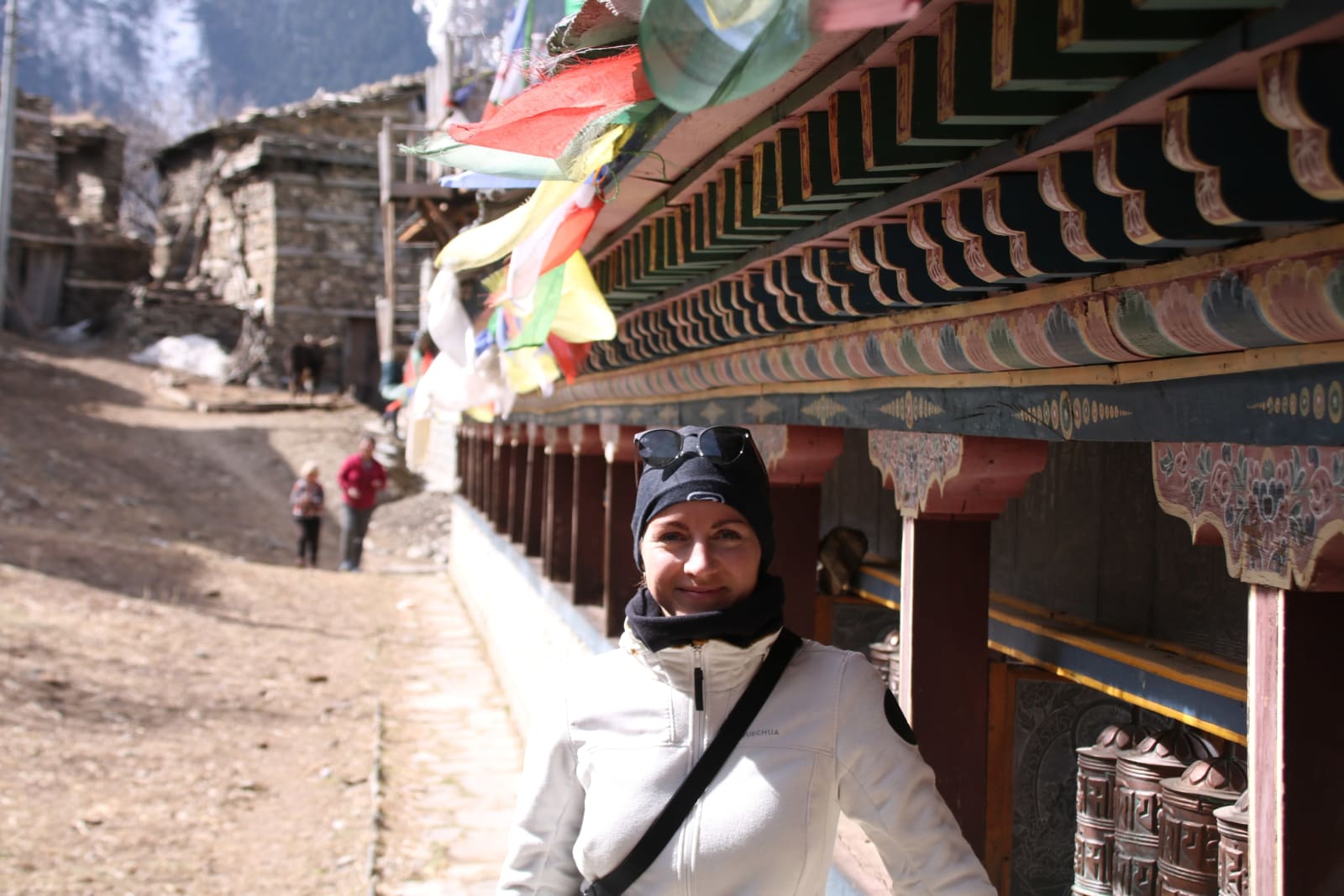 Maria vor einer Chörte mit Gebetsmühlen