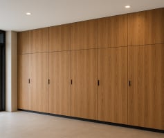 ארונות חשמל עם טפט בדוגמת עץ