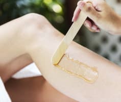 הורדת שיער בשעווה מהרגליים