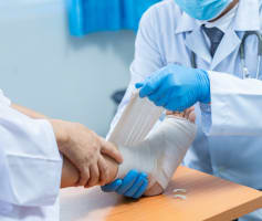 רופא מטפל בפצוע