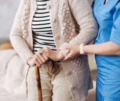 אישה במצב סיעודי מקבלת עזרה רפואית במימון ביטוח סיעודי