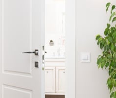 דלת פנים נגד מים