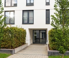 דלת כניסה לבניין