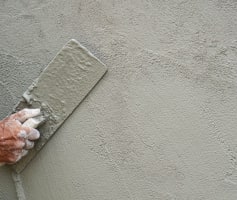 יישום טיח על קיר חיצוני