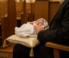 סנדק מחזיק תינוק בברית