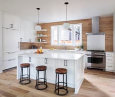 שדרוג מטבח קבלן עם אי וארונות