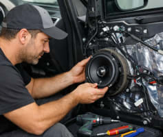 מתקין רמקולים ברכב