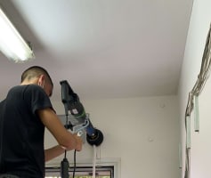 קידוח בטון להחלפת צינור ניקוז למזגן