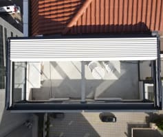 פרגולה חשמלית נאספת