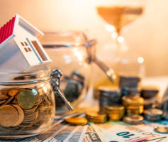 אילוסטרציה ללקיחת משכנתא: בית בתוך צנצנת כסף