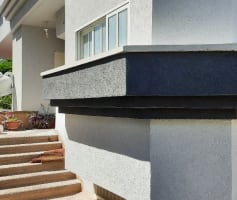 שליכט צבעוני על קיר חיצוני