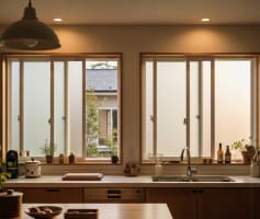 זכוכית חלבית בחלון מטבח