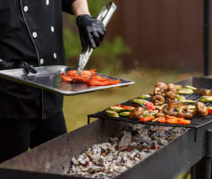 קייטרינג מכין אוכל בשטח