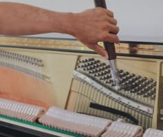 כיוון פסנתר בעזרת מתיחת מיתרים