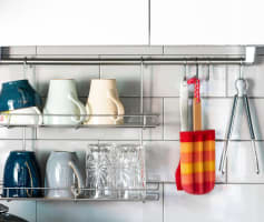 ספלים תלויים במטבח מסודר