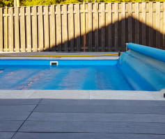 חימום בריכה ביתית בכיסוי סולרי 