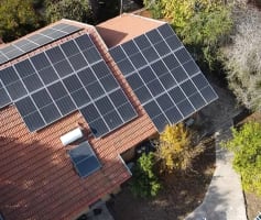 מערכת סולארית ליד צל של עצים