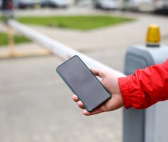 פתיחת שער חניה באמצעות טלפון