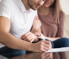זוג חותם על הסכם ממון